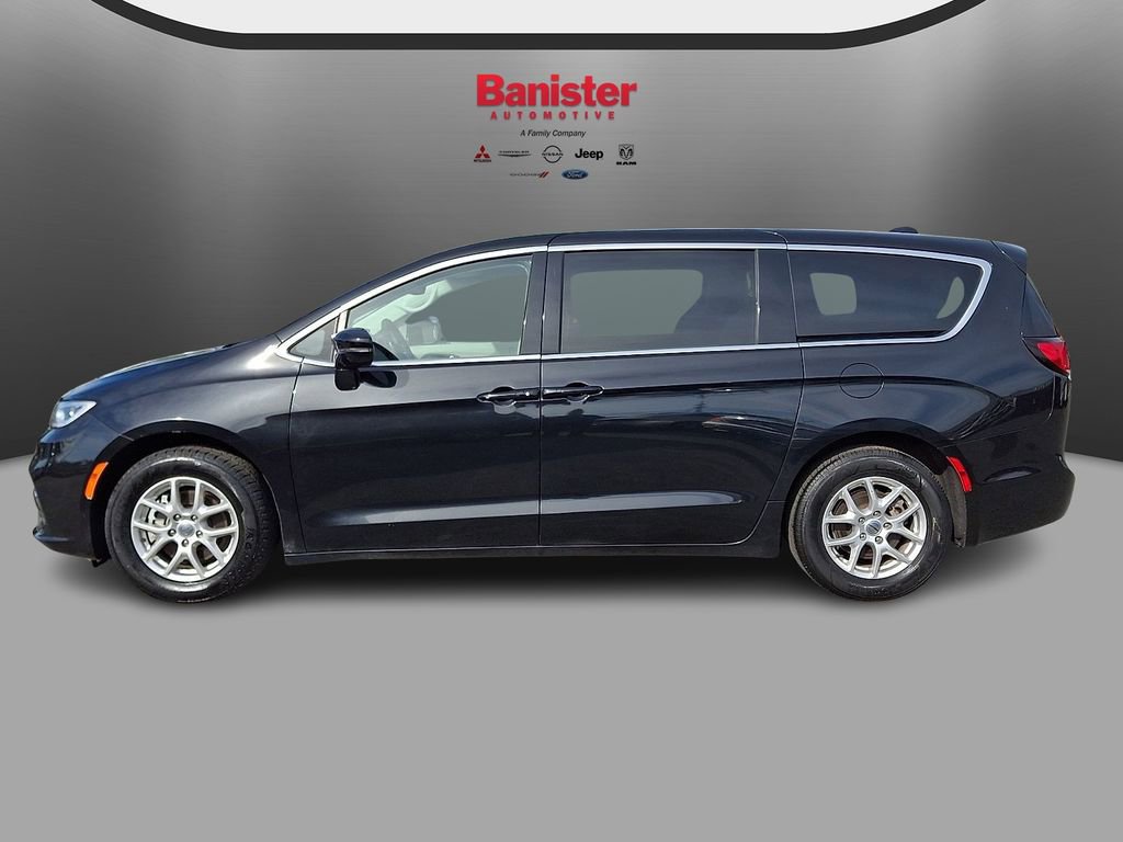 Used 2024 Chrysler Pacifica Touring-L image 7