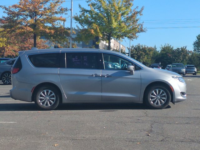Used 2018 Chrysler Pacifica Touring Plus FWD image 4
