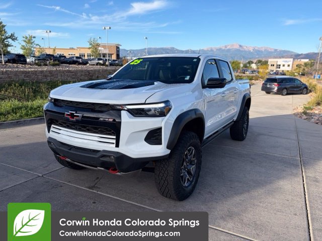 Used 2025 Chevrolet Colorado ZR2 w/ Technology Package AWD/4WD image 4