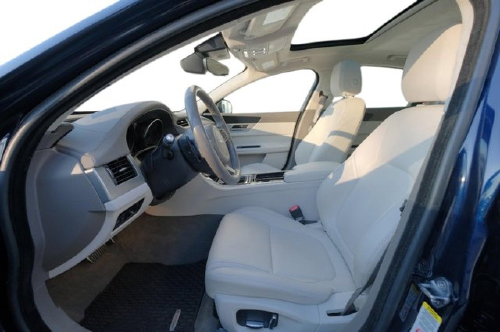 Used 2020 Jaguar XF Premium image 12