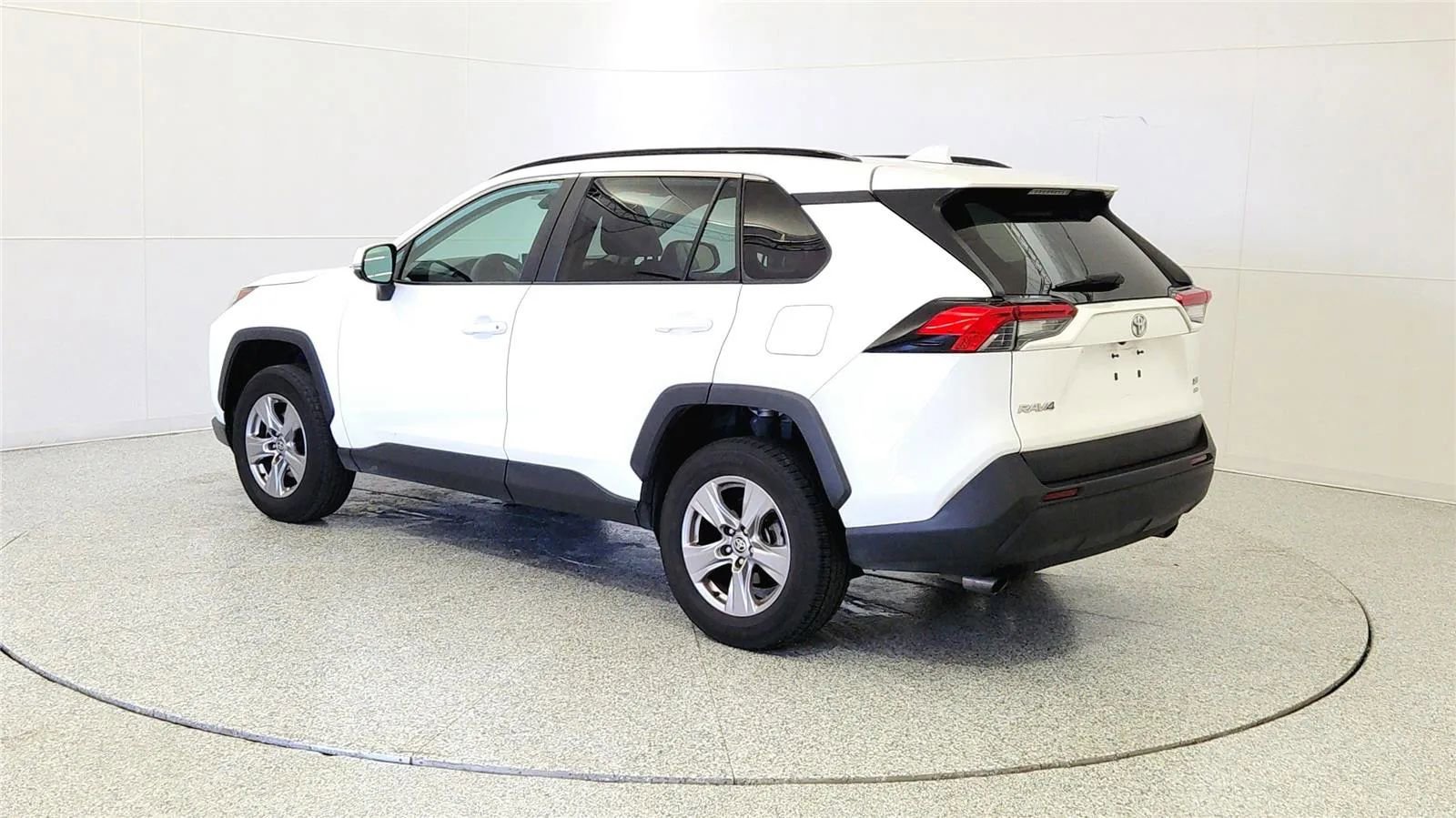 Used 2023 Toyota RAV4 XLE AWD/4WD image 5