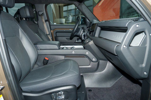 Used 2025 Land Rover Defender 130 X image 25