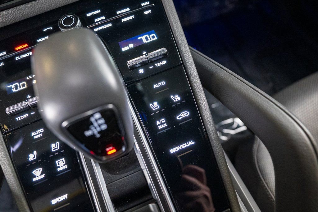 Certified 2023 Porsche Cayenne Platinum Edition image 25