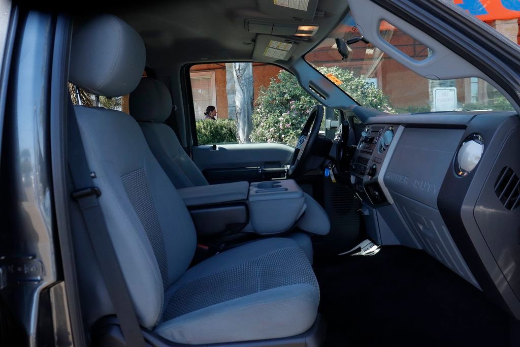 Used 2016 Ford F550 4x4 Crew Cab Super Duty w/ XLT Interior Package image 41