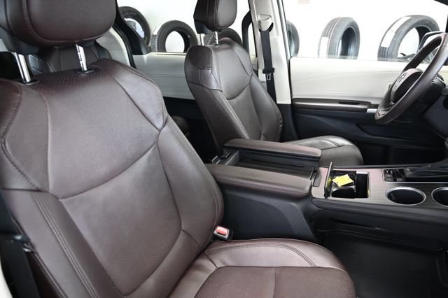 Used 2023 Toyota Sienna Platinum AWD/4WD image 9