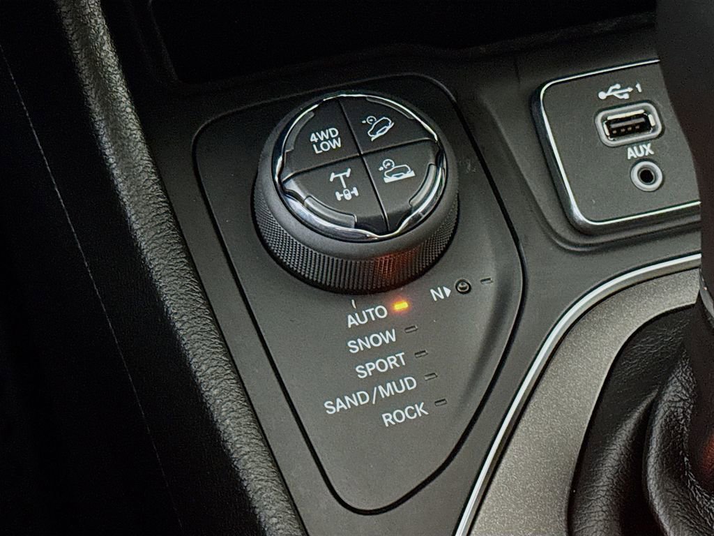 Used 2021 Jeep Cherokee Trailhawk w/ Trailer Tow Group AWD/4WD image 21