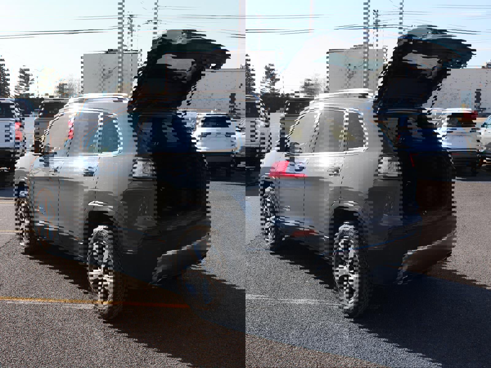 Used 2019 Jeep Cherokee Limited image 7