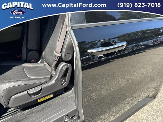 Used 2024 Kia Carnival EX FWD image 17