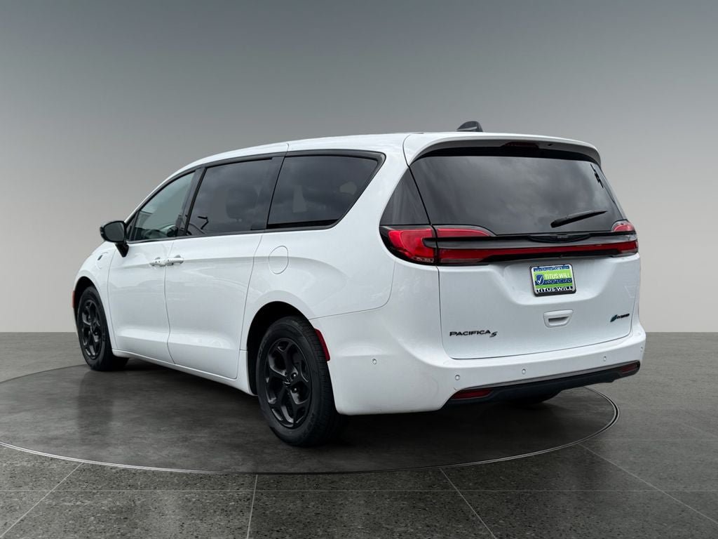 Used 2023 Chrysler Pacifica Limited w/ Uconnect Theater Family Group FWD image 7