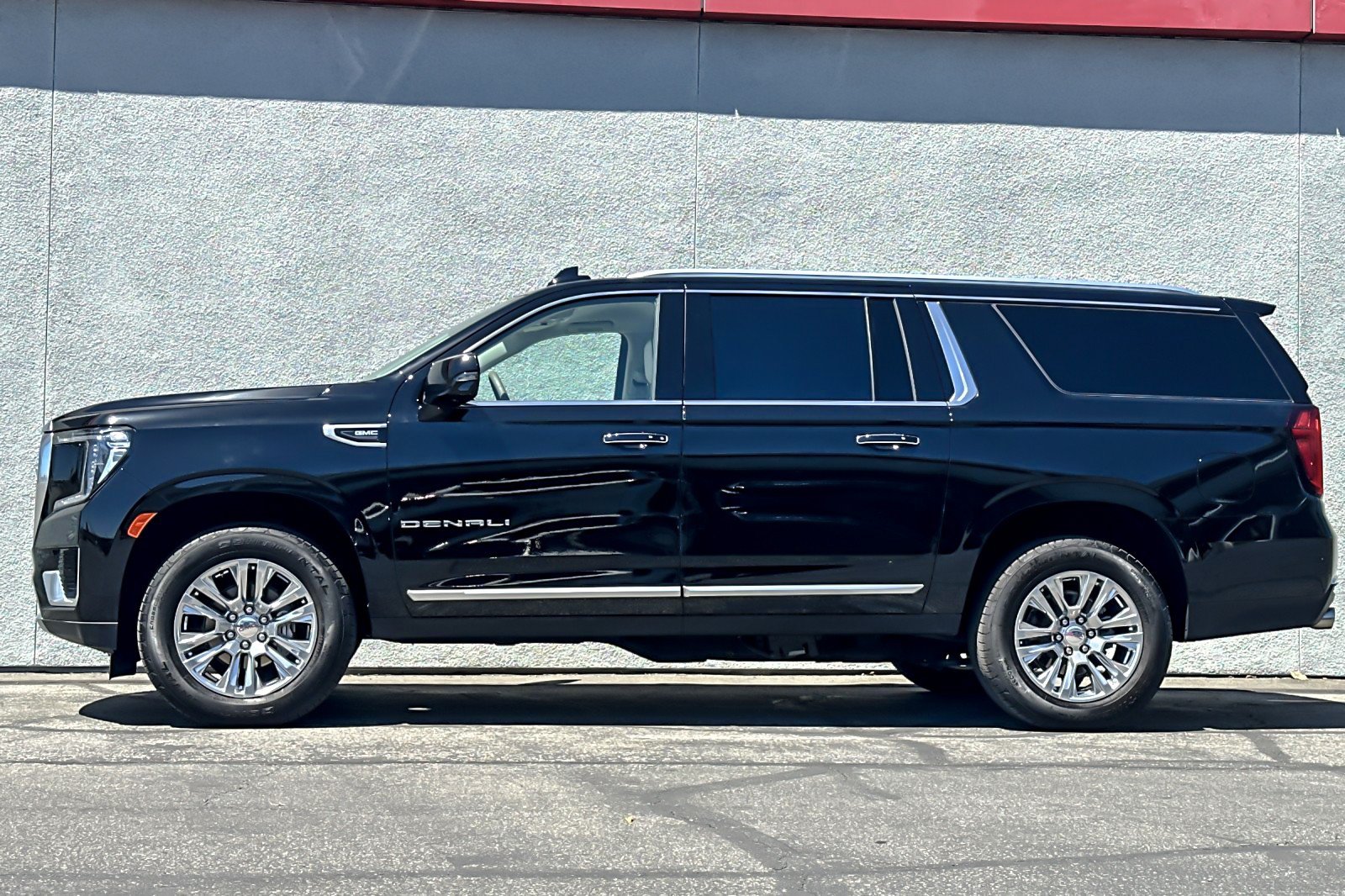 Used 2024 GMC Yukon XL Denali AWD/4WD image 2