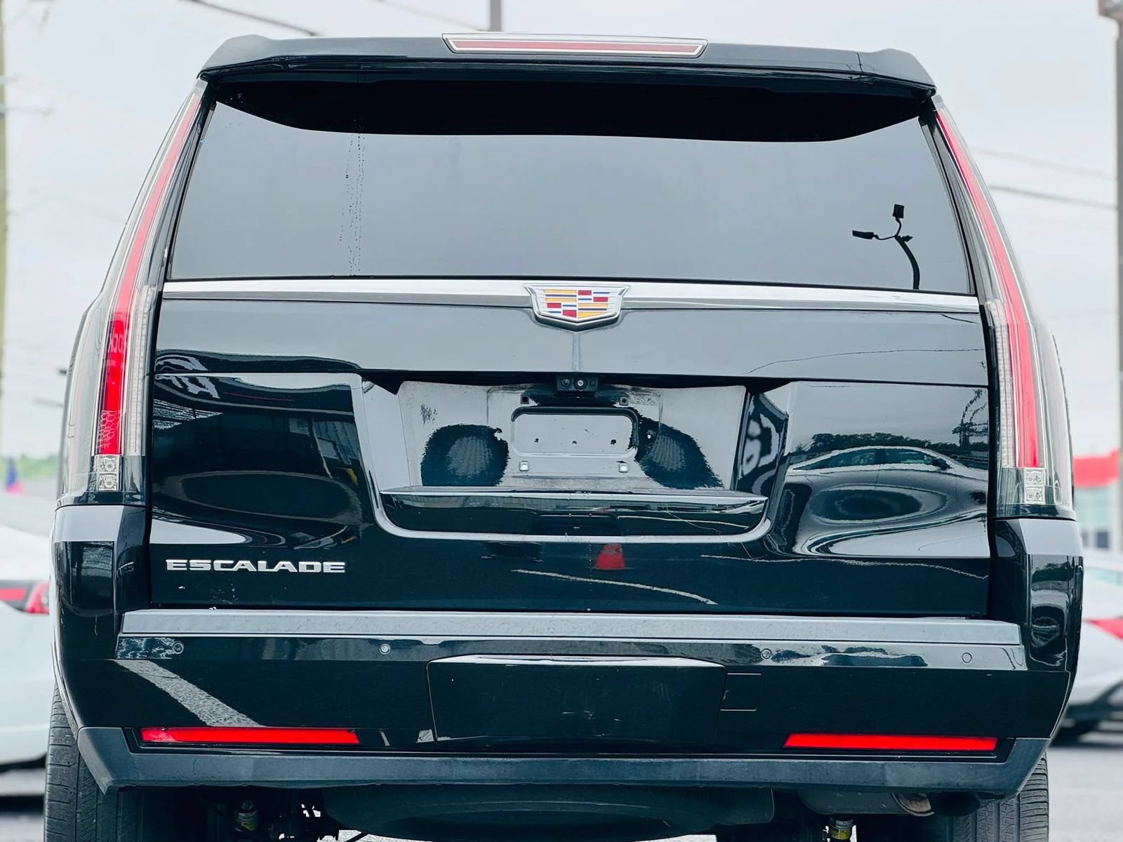 Used 2018 Cadillac Escalade Luxury AWD/4WD image 2