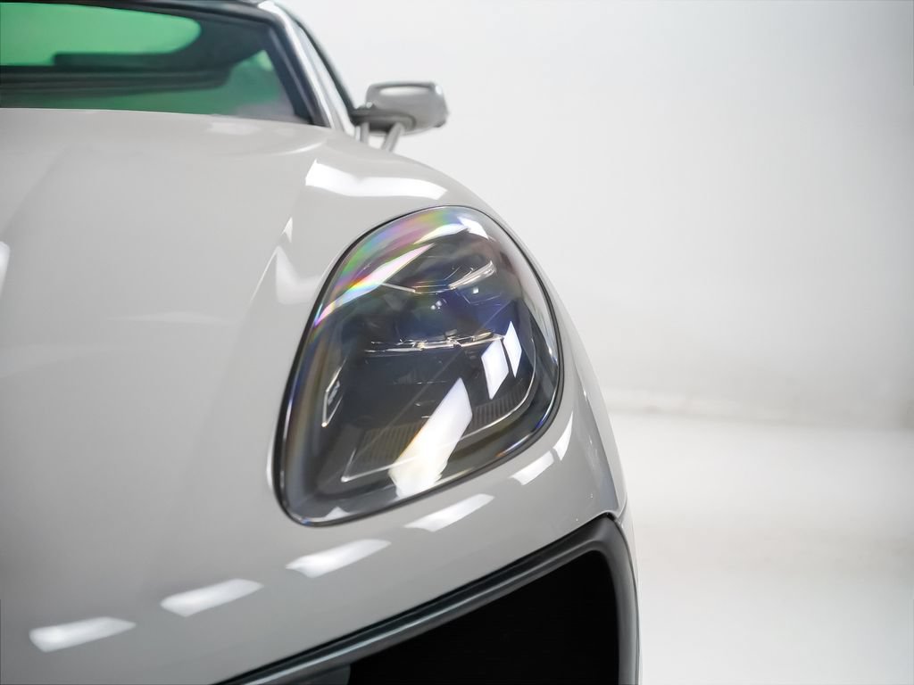 Certified 2026 Porsche Macan AWD/4WD image 6