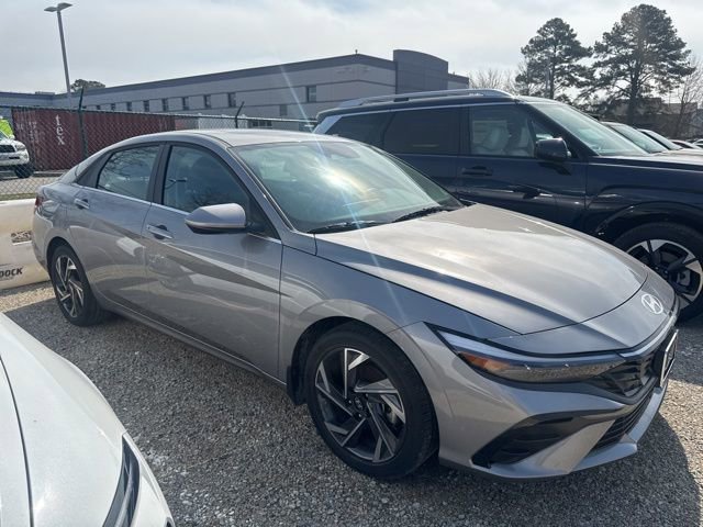 Used 2025 Hyundai Elantra SEL image 8