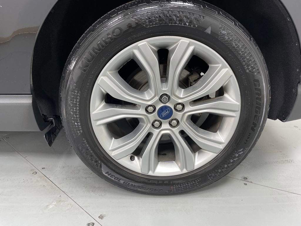 Used 2020 Ford Edge Titanium image 33