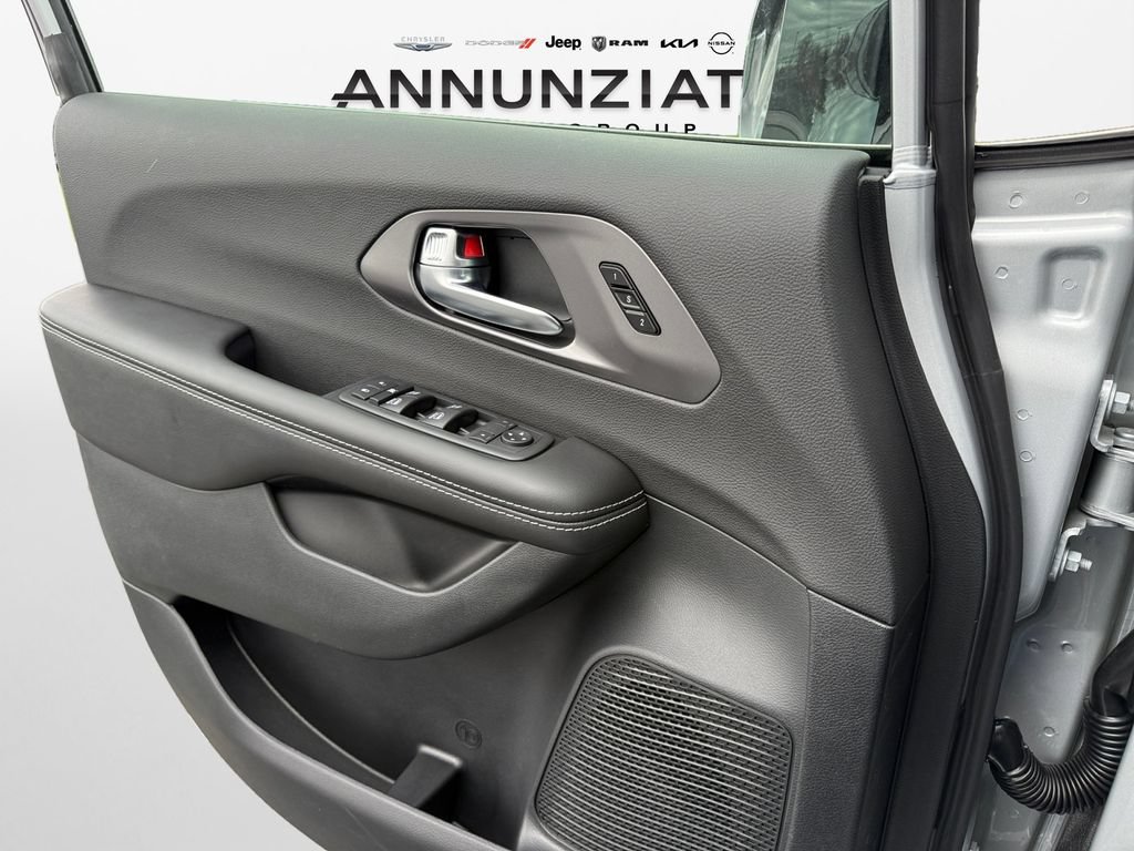 New 2026 Chrysler Pacifica Select FWD image 28