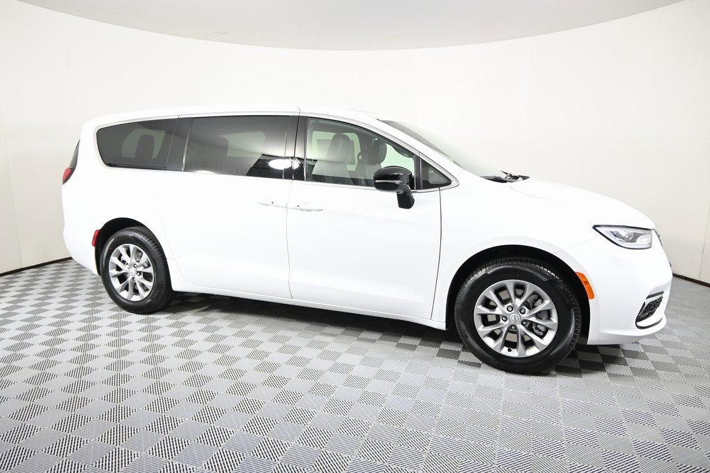 New 2026 Chrysler Pacifica Select image 8