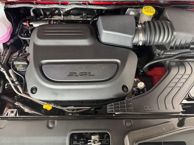 Used 2027 Chrysler Pacifica Limited FWD image 7