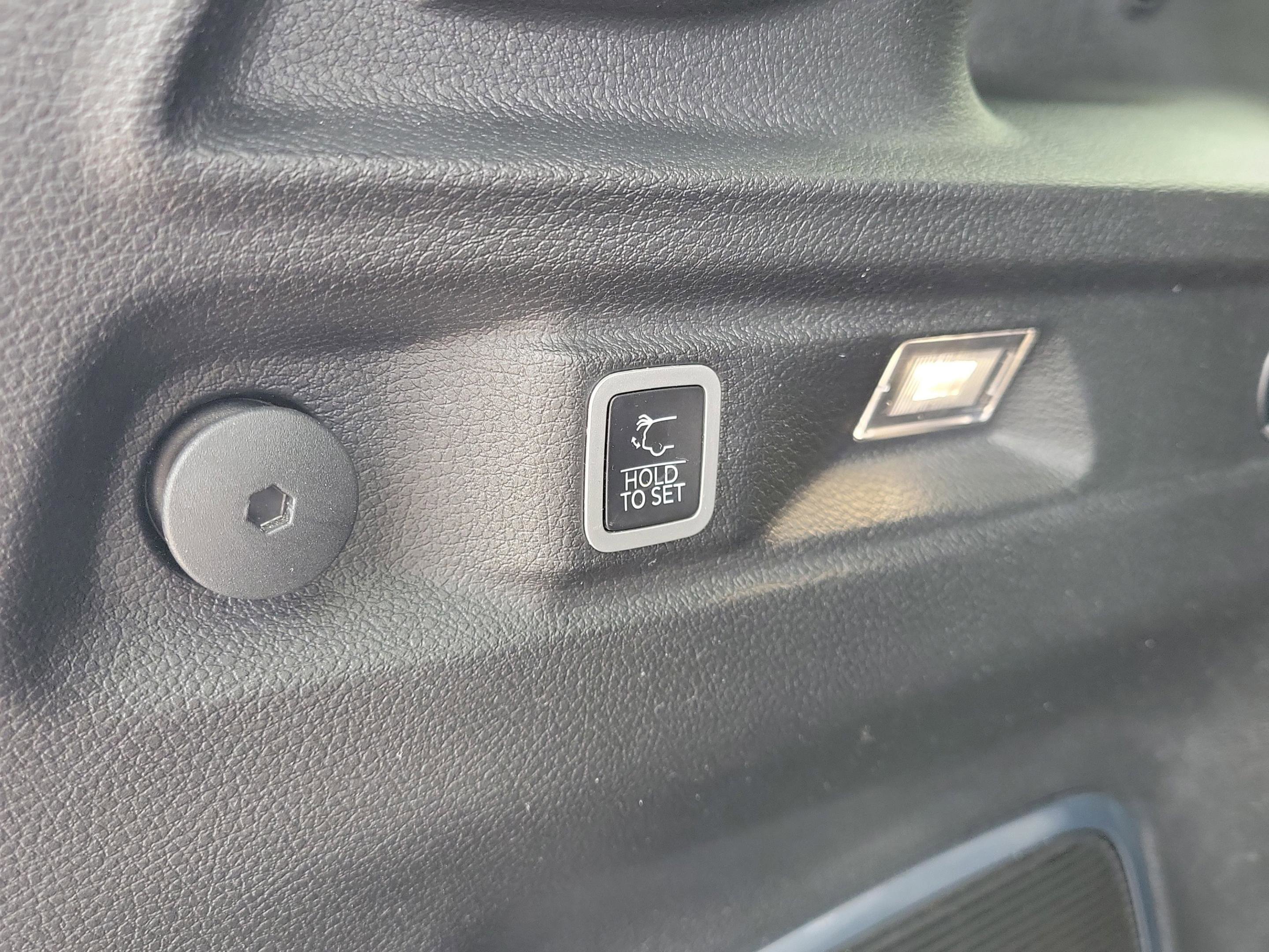 Used 2023 Jeep Grand Cherokee L Limited w/ Luxury Tech Group II image 8