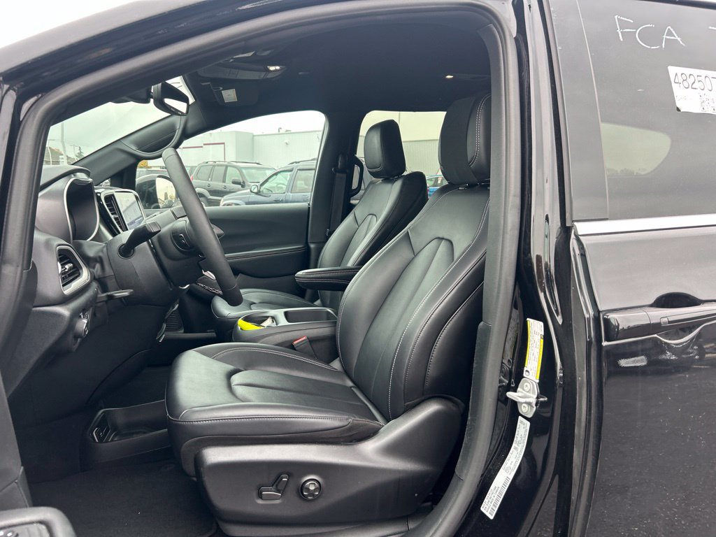 Used 2026 Chrysler Pacifica Select FWD image 5