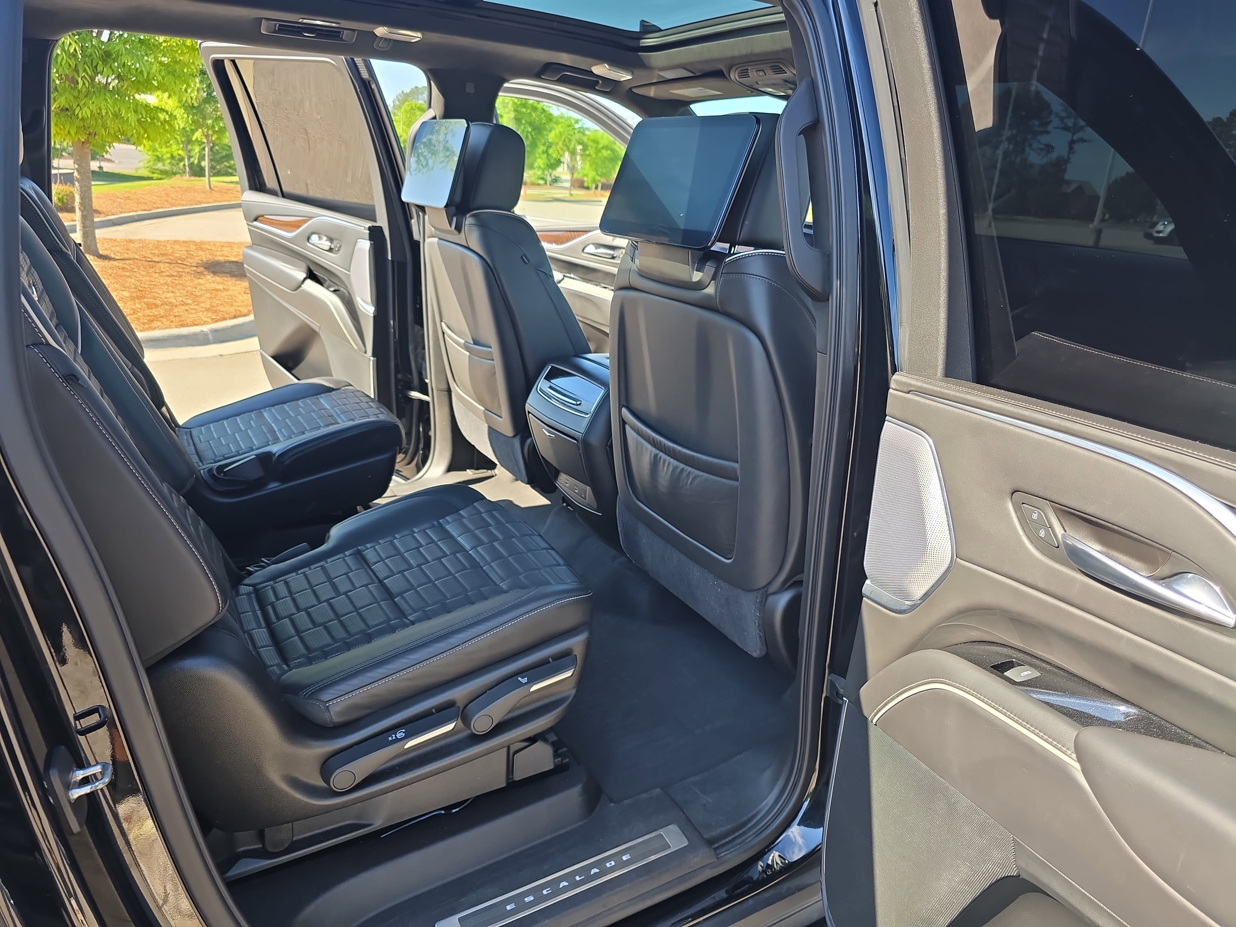 Used 2021 Cadillac Escalade ESV Sport Platinum w/ Heavy-Duty Trailer Package AWD/4WD image 11