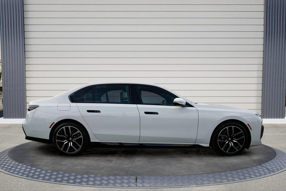 Used 2023 BMW i7 xDrive60 w/ Executive Package 2 AWD/4WD image 7