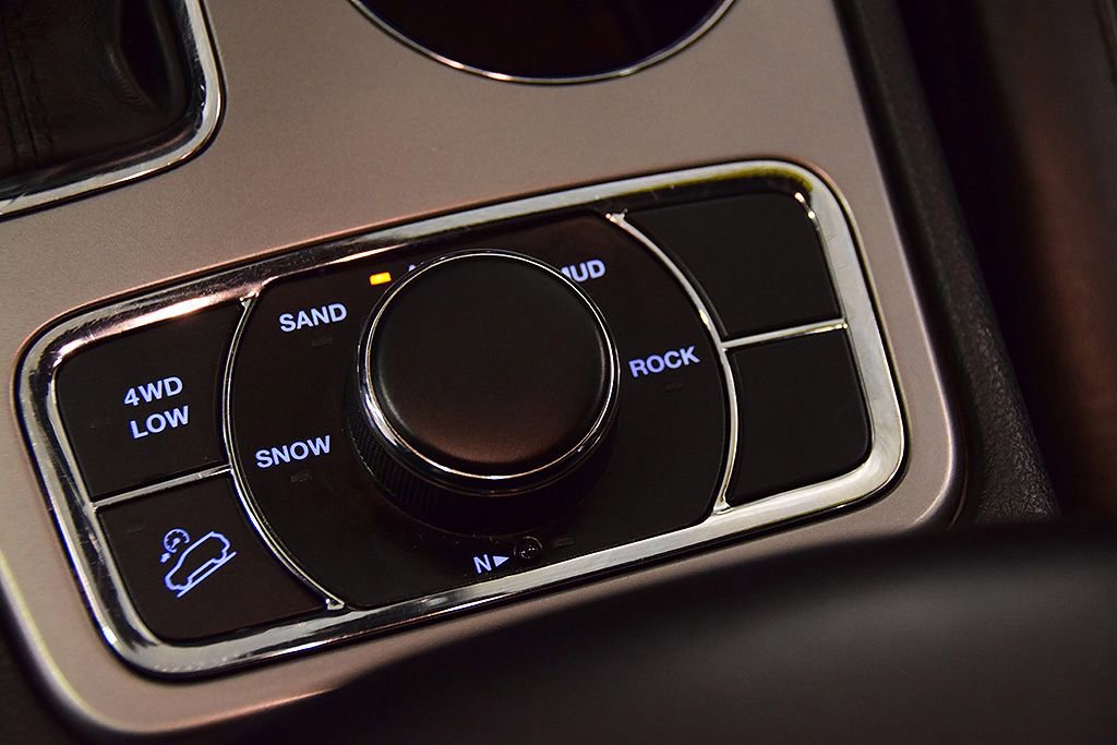 Used 2020 Jeep Grand Cherokee Altitude AWD/4WD image 27