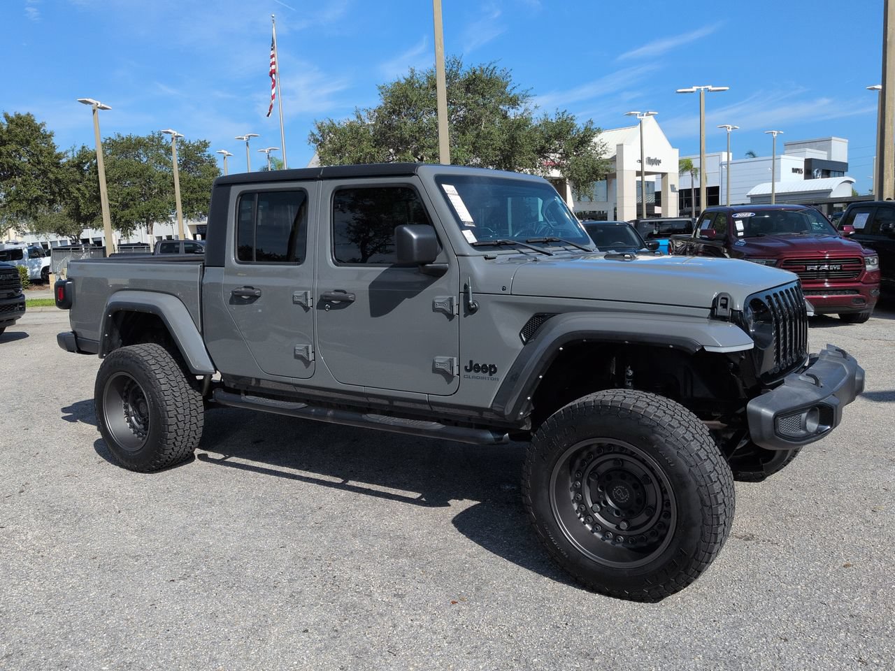 Used 2022 Jeep Gladiator Sport AWD/4WD image 2