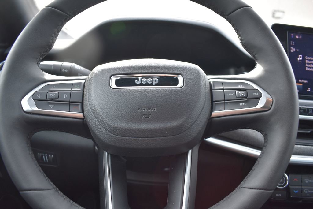 Used 2025 Jeep Compass Latitude image 12