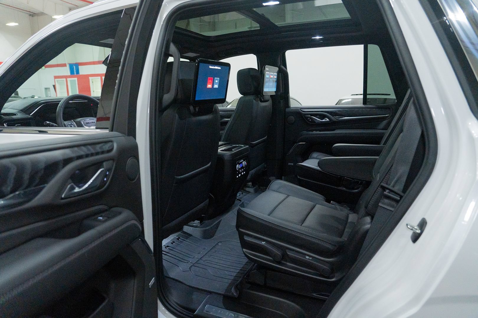 Used 2024 GMC Yukon Denali AWD/4WD image 28
