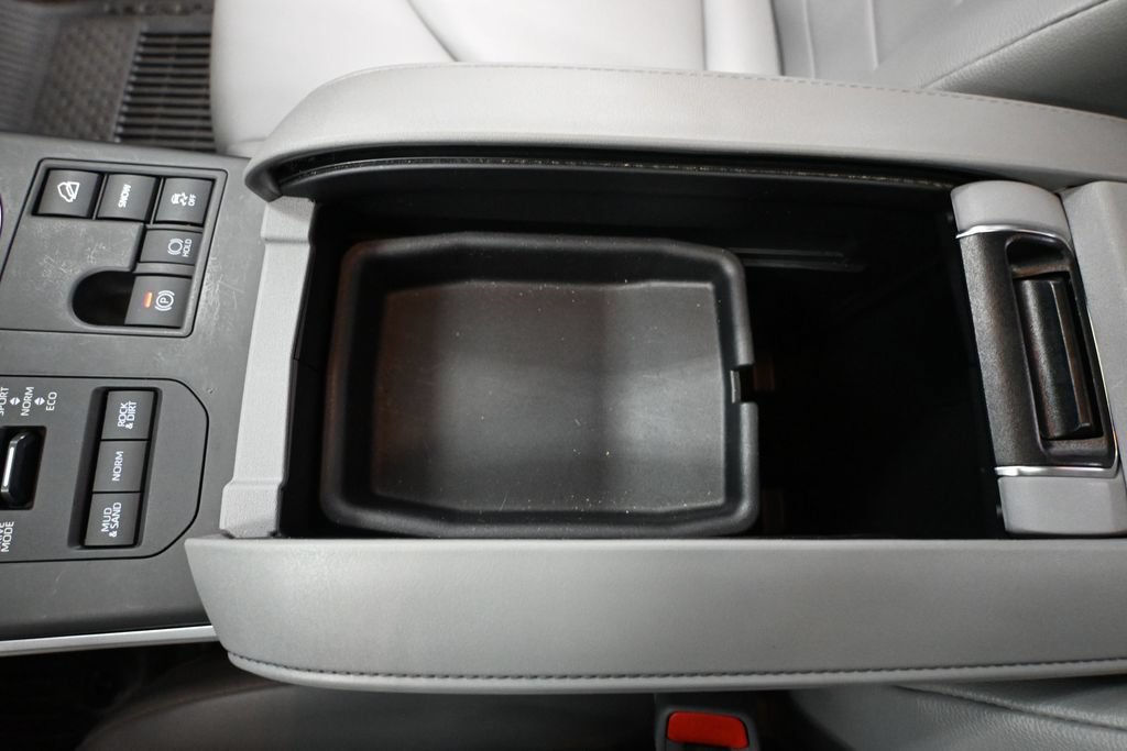 Used 2023 Toyota Highlander XLE AWD/4WD image 27