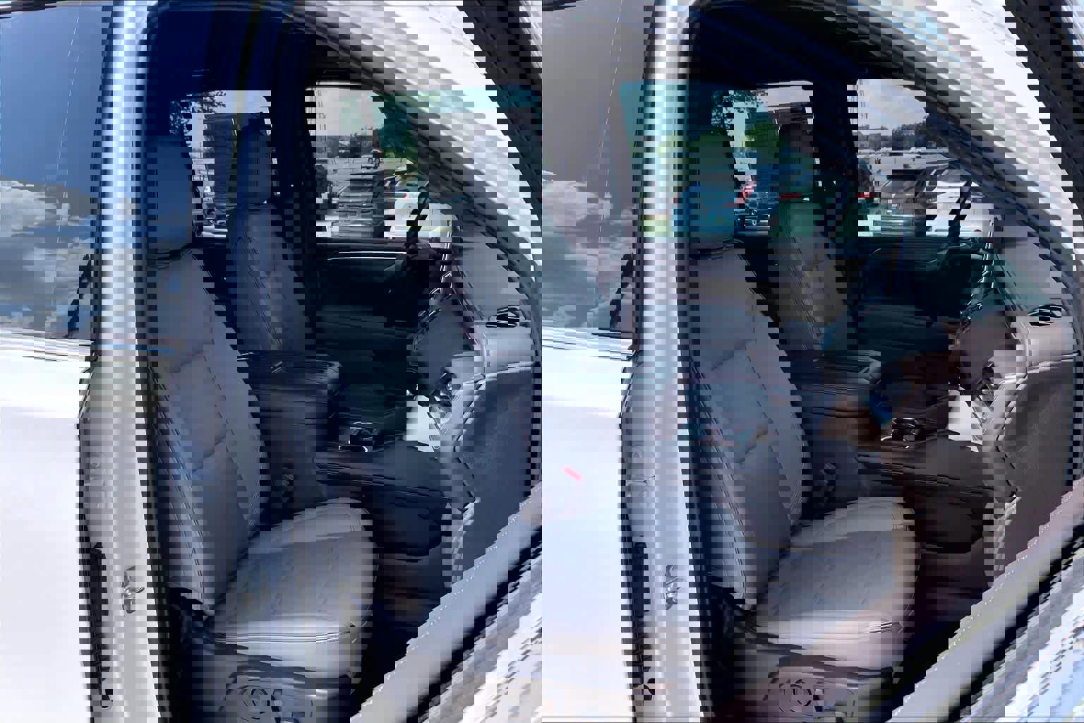 Used 2023 GMC Yukon SLT w/ SLT Premium Package AWD/4WD image 9