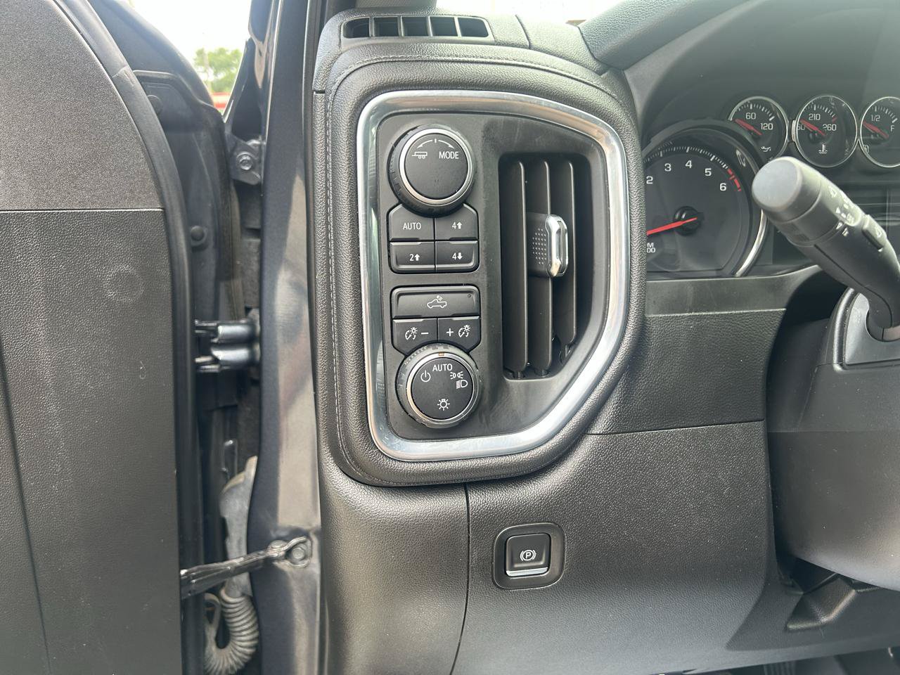 Used 2022 Chevrolet Silverado 1500 LT AWD/4WD image 18