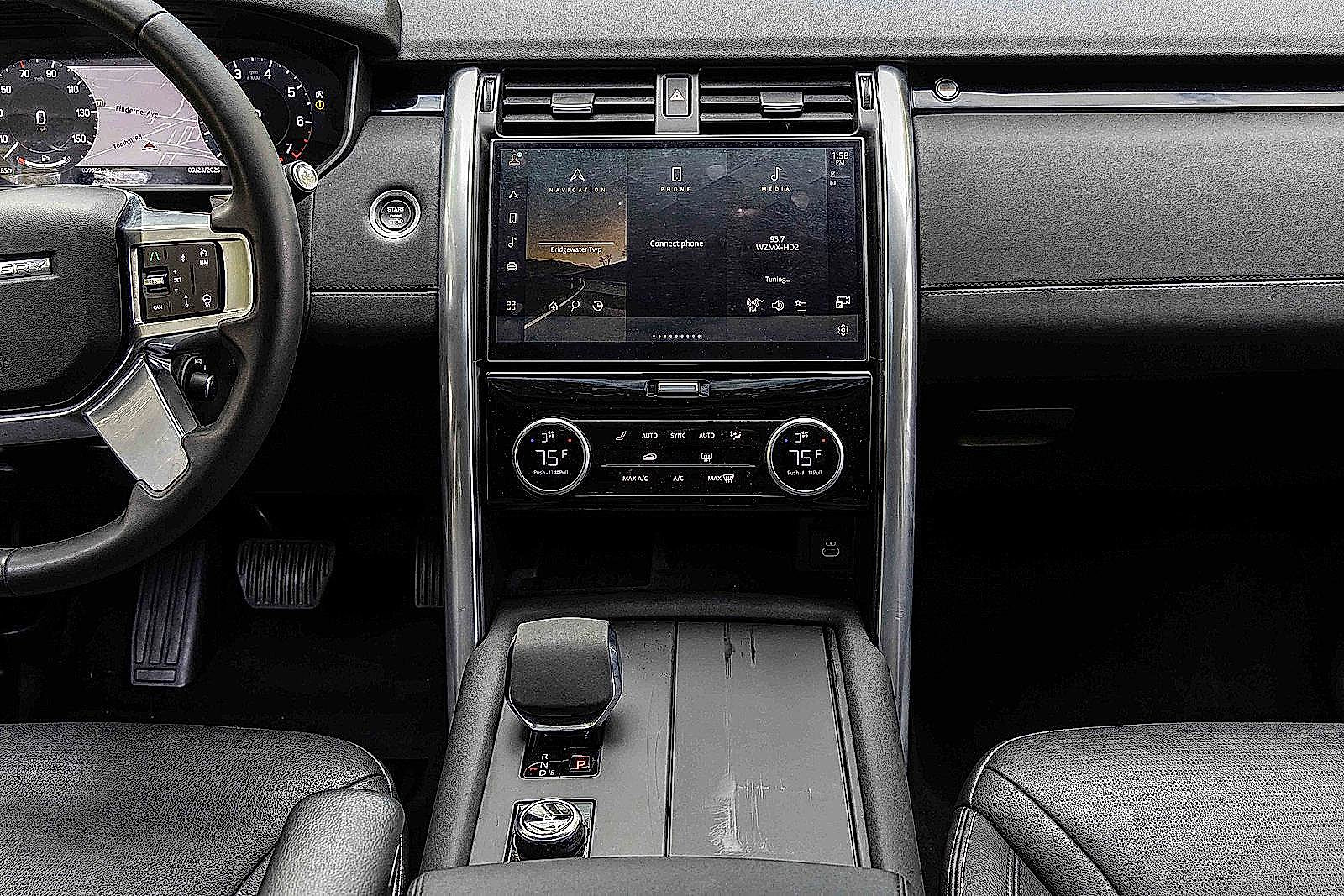Used 2024 Land Rover Discovery S image 12