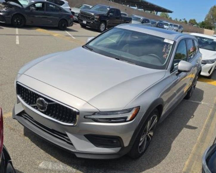 Used 2025 Volvo V60 B5 Cross Country Plus AWD/4WD image 1