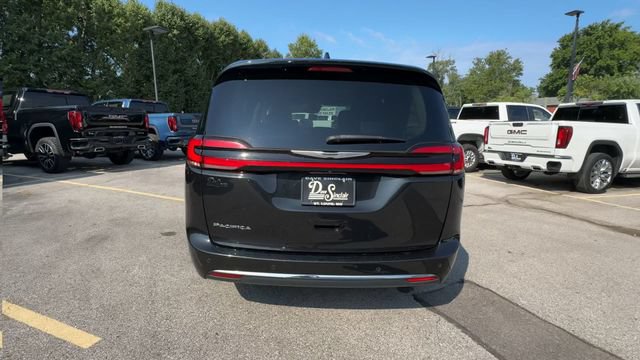 Used 2023 Chrysler Pacifica Touring-L FWD image 7