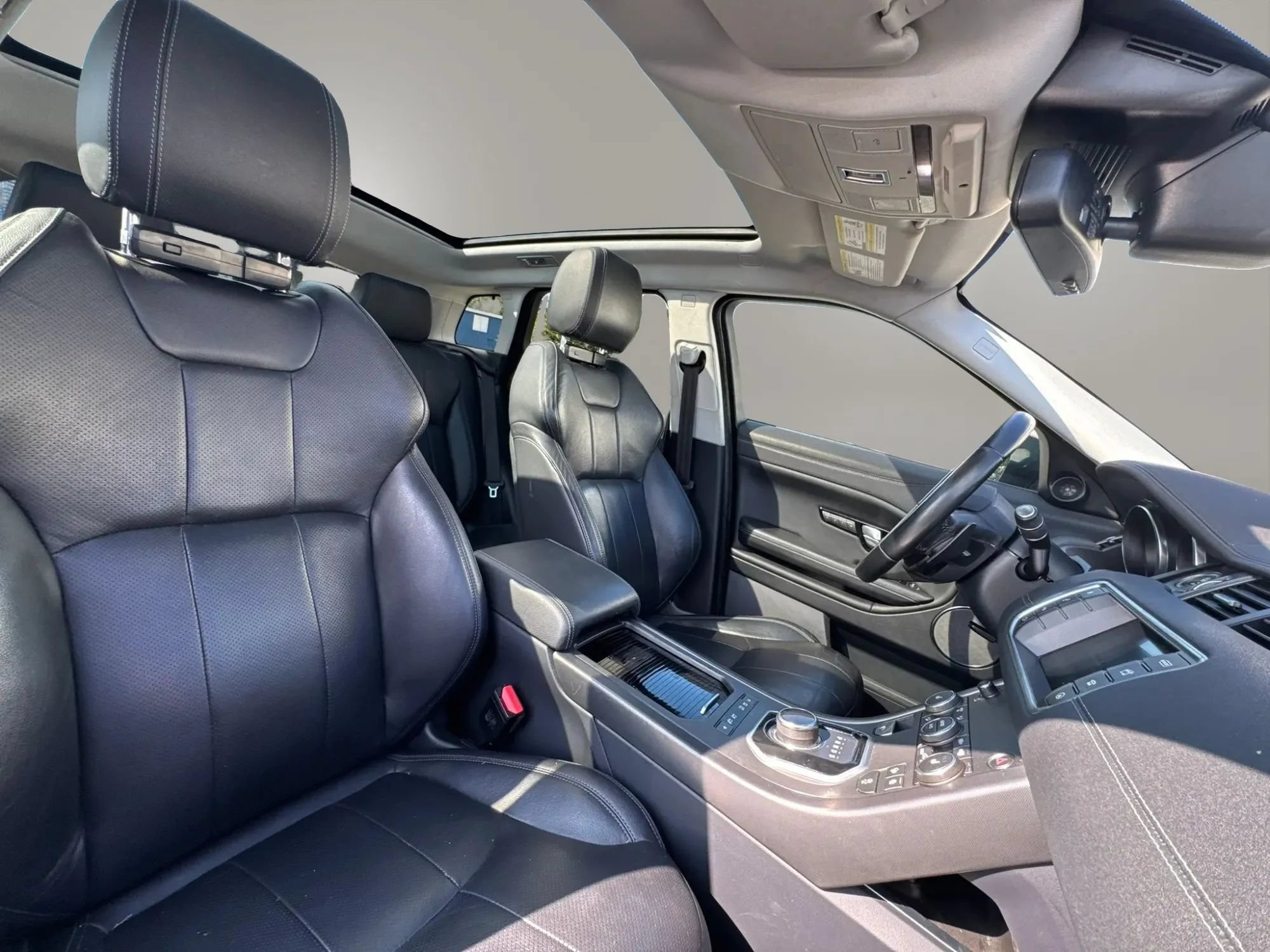 Used 2019 Land Rover Range Rover Evoque SE AWD/4WD image 16