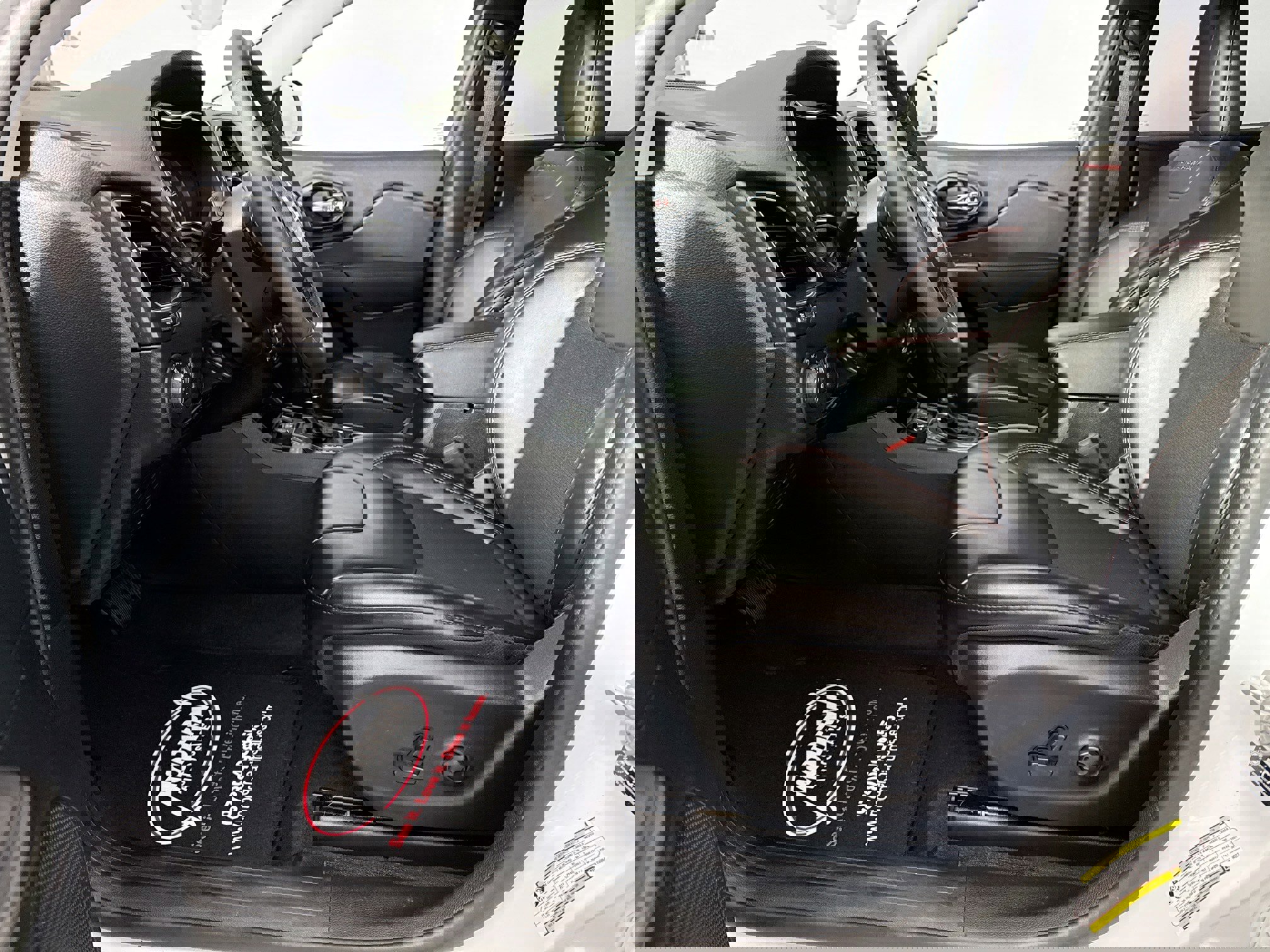 Used 2022 Jeep Cherokee Trailhawk image 16