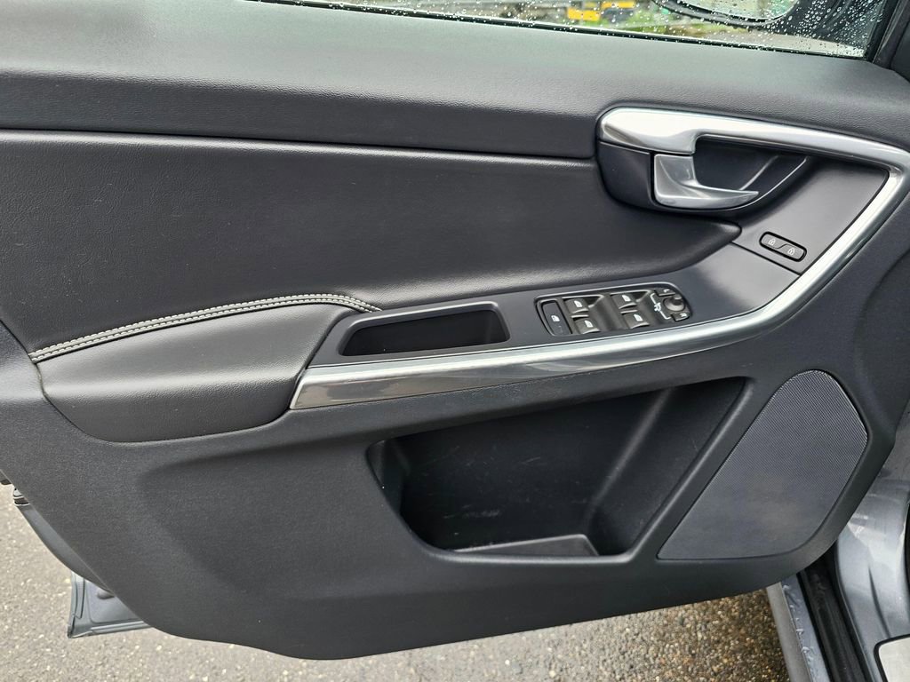 Used 2016 Volvo XC60 T6 R-Design Platinum w/ Climate Package image 22