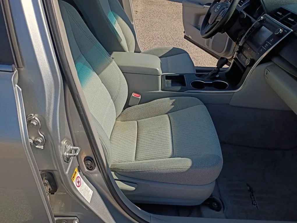 Used 2016 Toyota Camry LE FWD image 18