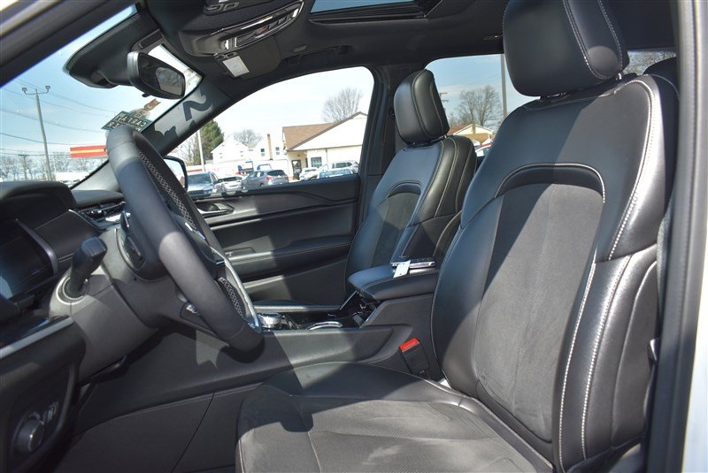 Used 2023 Jeep Grand Cherokee Altitude AWD/4WD image 11