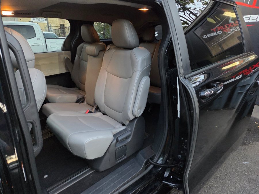 Used 2025 Toyota Sienna XLE FWD image 8
