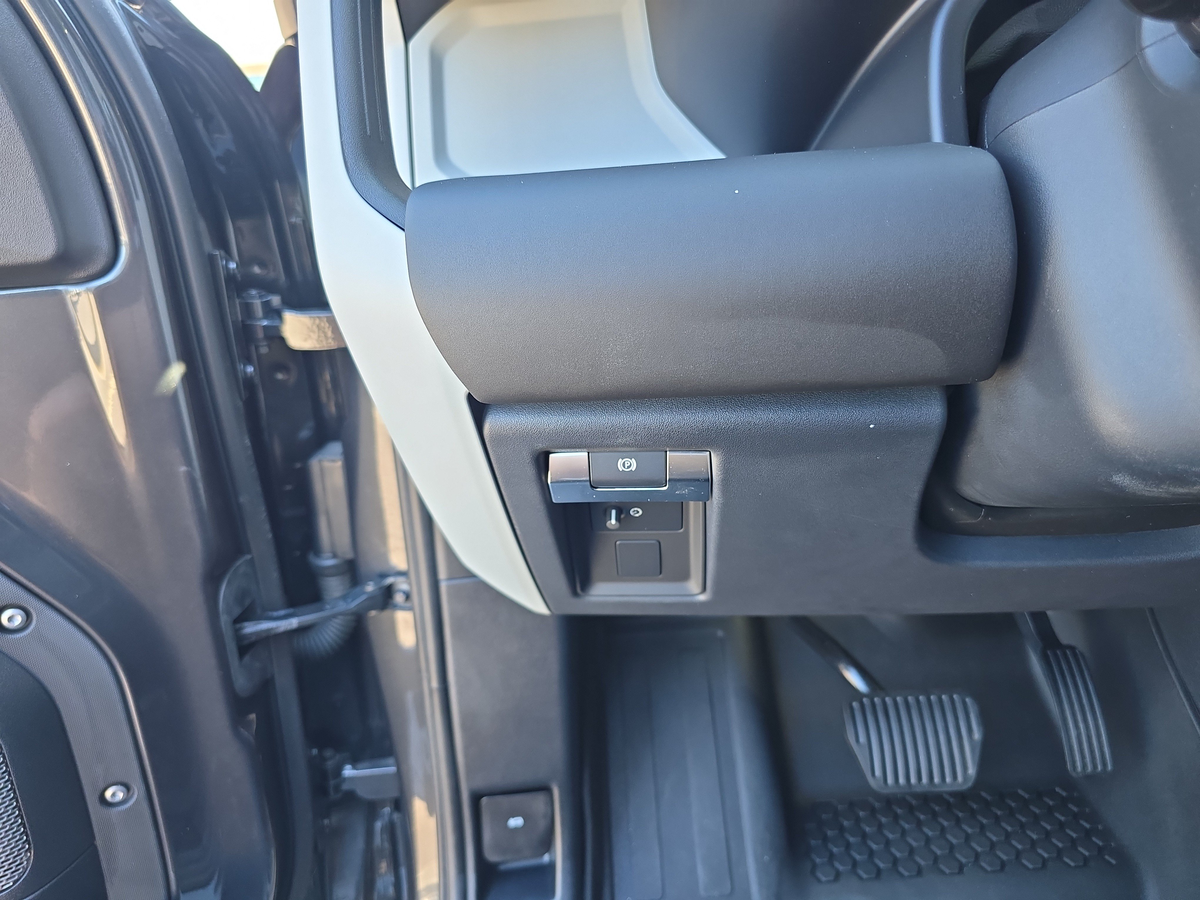 Certified 2024 Land Rover Defender 110 SE AWD/4WD image 33