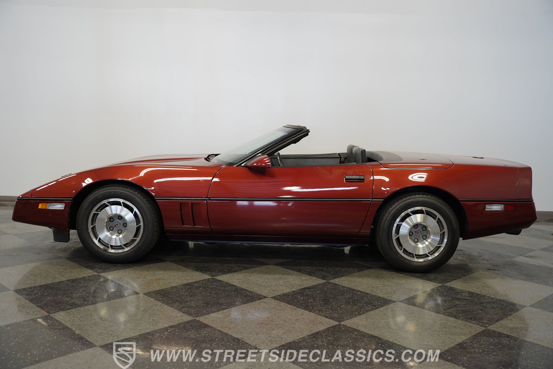 Used 1987 Chevrolet Corvette Convertible RWD image 2