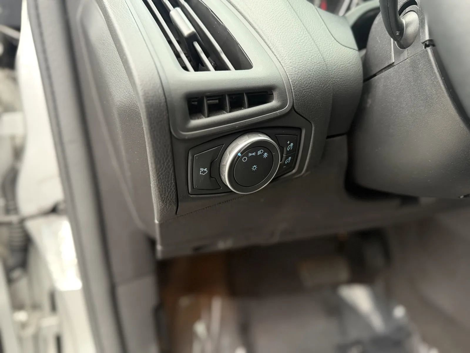 Used 2018 Ford Focus SE w/ Cold Weather Package FWD image 35