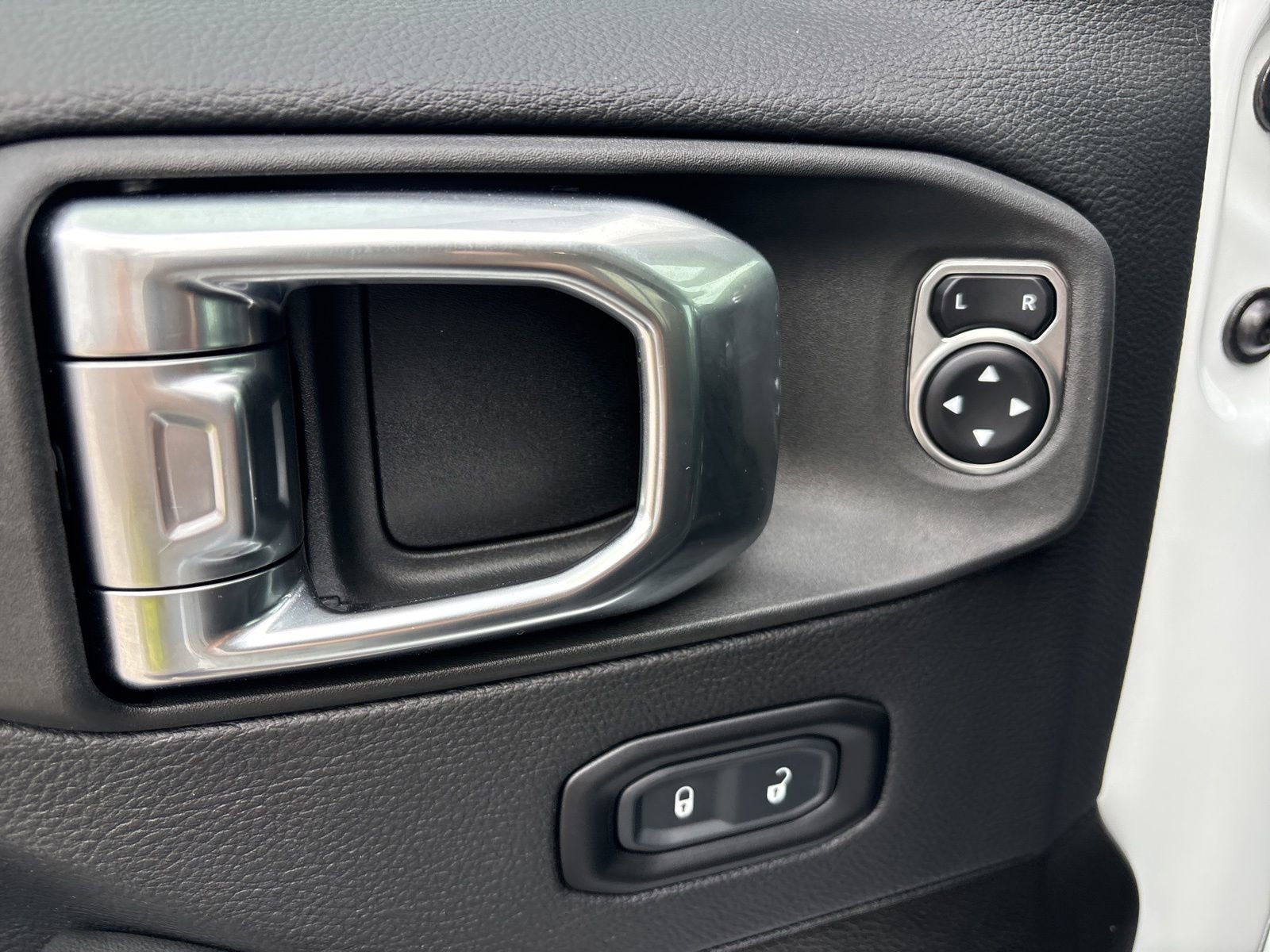 Used 2025 Jeep Gladiator Sport image 11