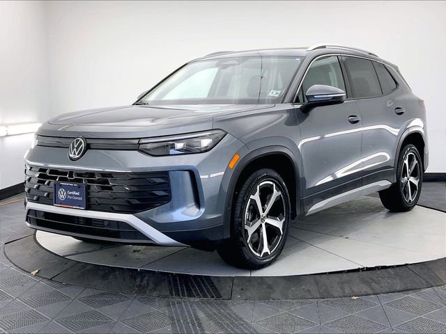 Certified 2025 Volkswagen Tiguan SE w/ Panoramic Sunroof Package image 2