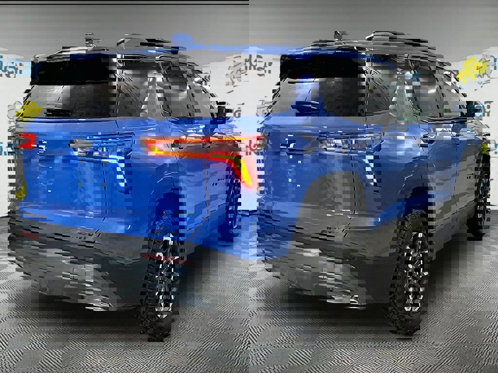 Used 2025 Chevrolet Equinox ACTIV w/ Safety and Technology Package AWD/4WD image 8