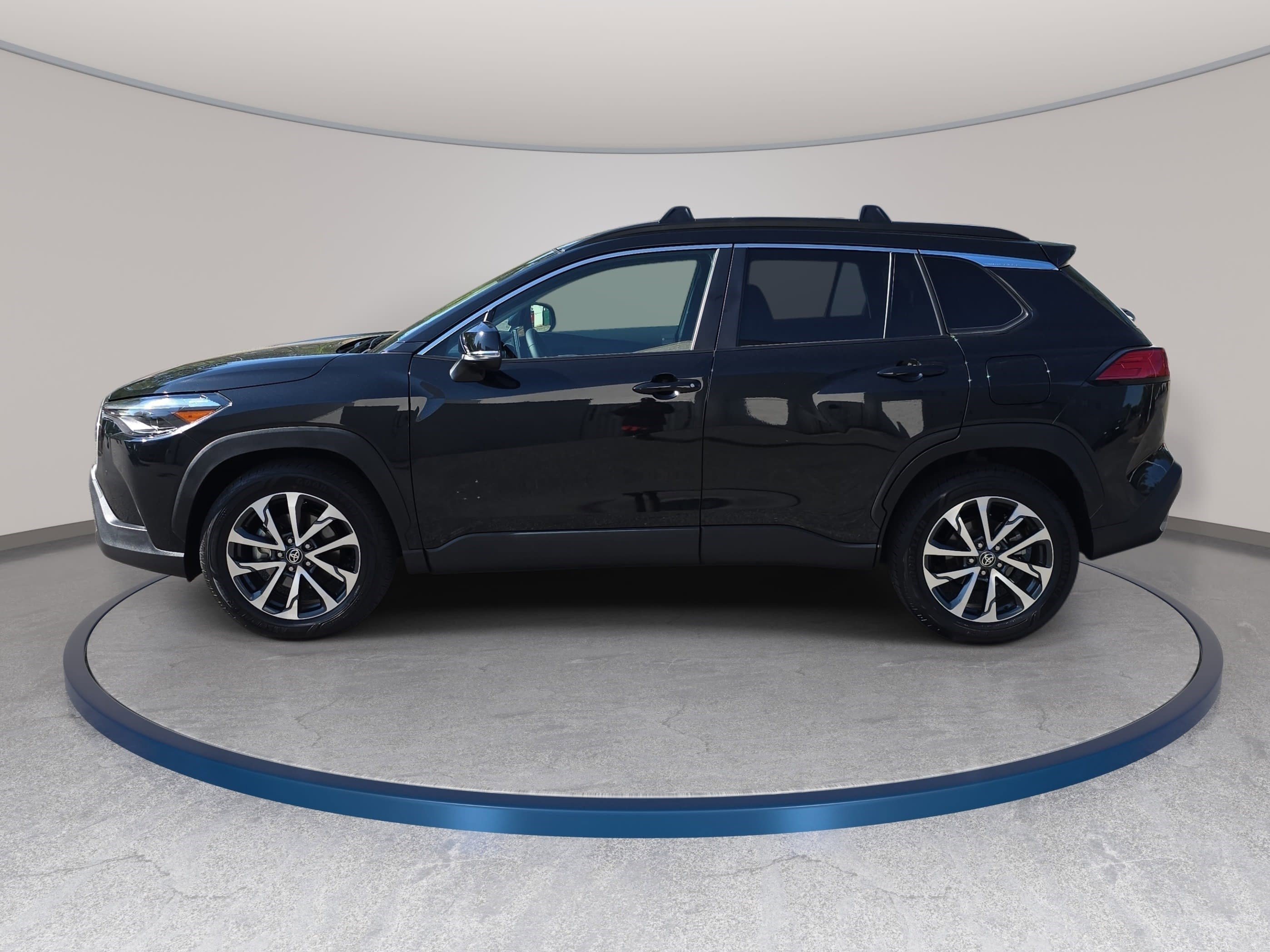 Used 2025 Toyota Corolla Cross XLE w/ Convenience Package image 8