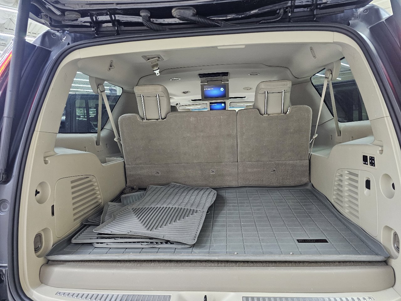 Used 2019 Cadillac Escalade ESV Premium Luxury w/ LPO, Radiant Package image 13