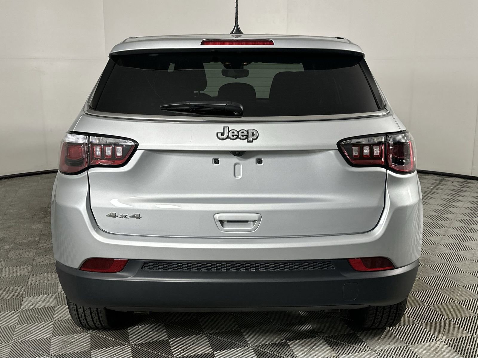 Used 2025 Jeep Compass Sport image 7